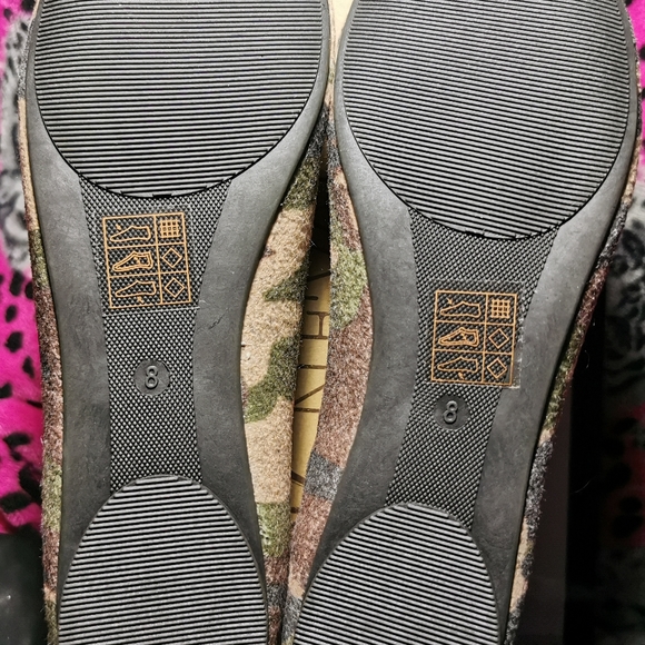 Nevada size 8 camo and rhinestone skull flats - Picture 3 of 5